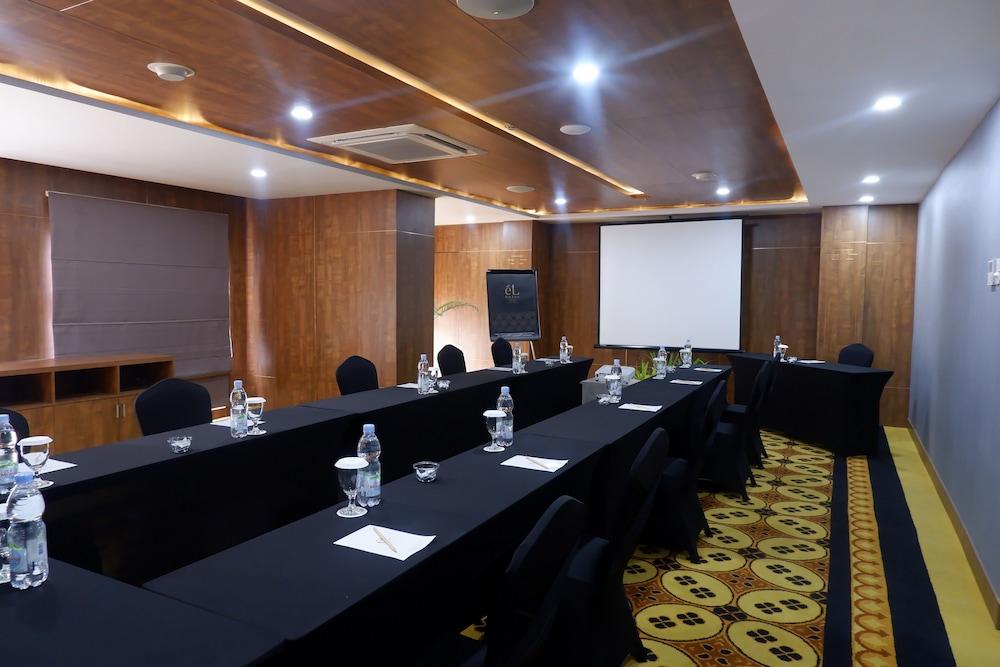 El Hotel Yogyakarta Malioboro Exterior photo